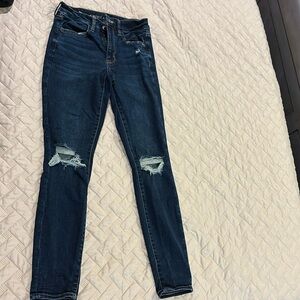 Women’s American Eagle distressed skinny jean. Size 6 Regular